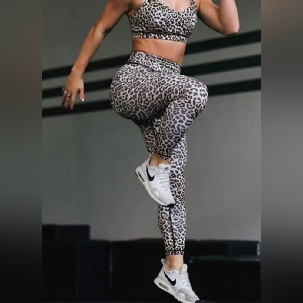 Zyia Active Leopard Brilliant Scrunchy Butt Hi-rise 7/8 Leggings  Size 4